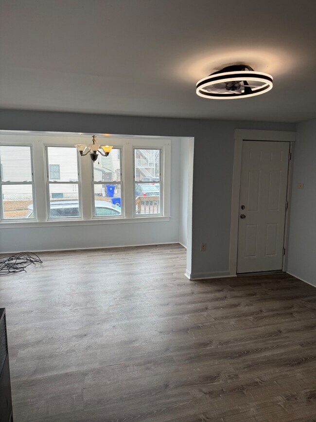 Building Photo - 337 Wilson St