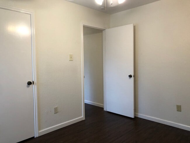 Building Photo - 208 E Denton Dr