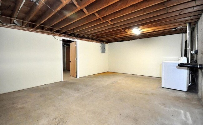 Building Photo - 1700 Farmington Ave