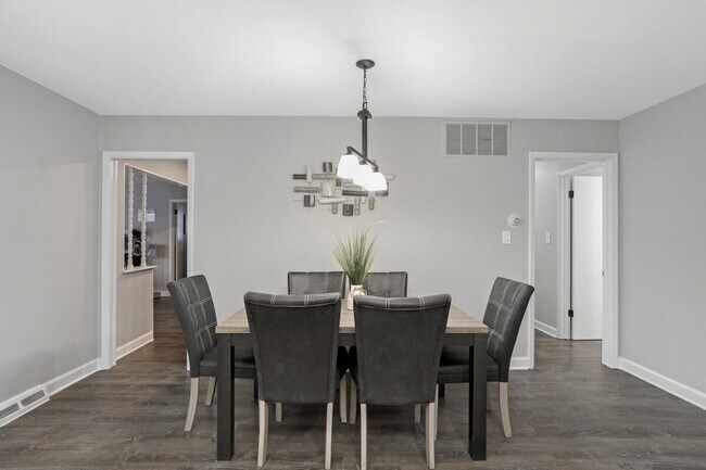 Building Photo - 570 E Higgins Rd