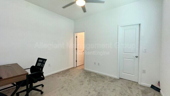 Building Photo - 6326 Lakepine St