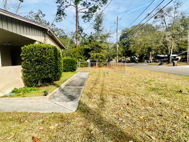 Building Photo - Updated charming home in Jax