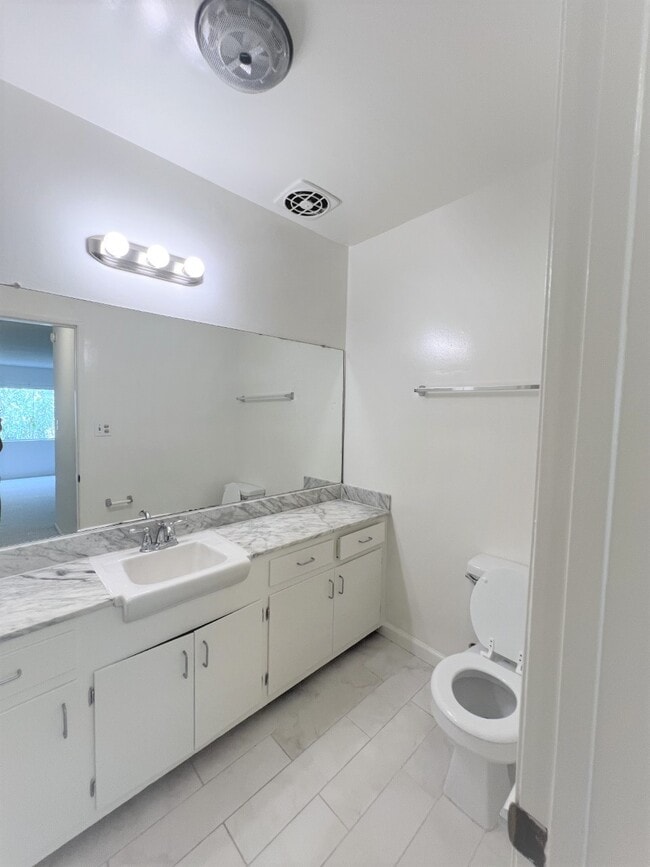 Building Photo - 801 S Lucerne Blvd