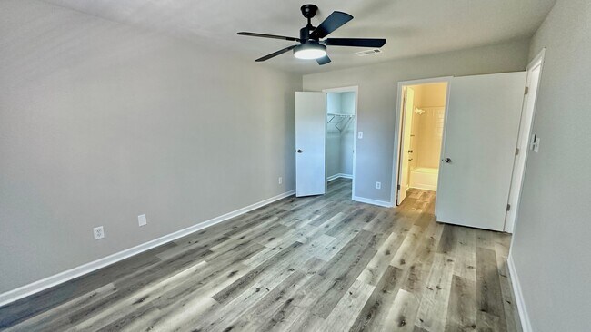 Building Photo - RENOVATED 2/2 w/ Updated Flooring, Paint, Appliances, & Fixtures! Open Floor Plan & Fenced Yard! ...
