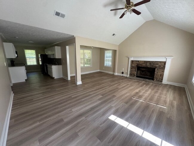 Building Photo - 125 Redwood Dr
