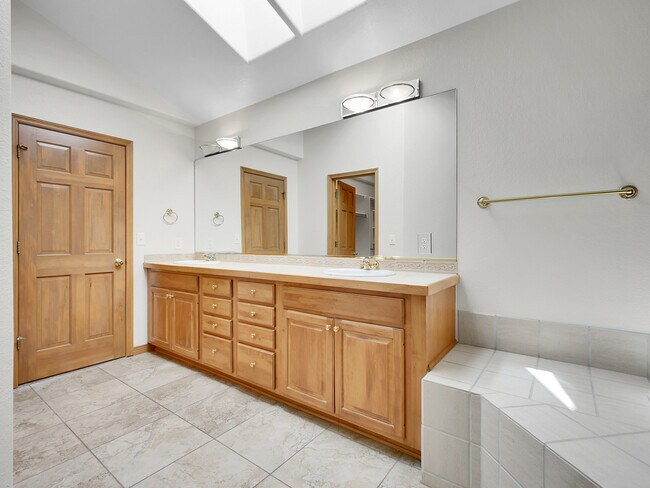 Building Photo - 16374 Sandstone Dr