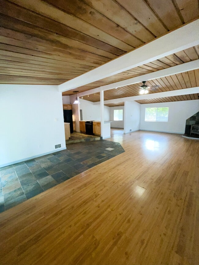 Building Photo - 3070 NW Paul Benjamin Rd