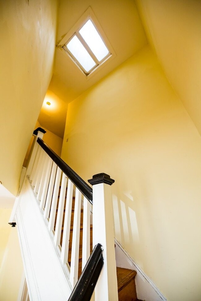 Building Photo - 2026/2027 JHU Off-Campus Charles Village 3bd/1ba Rowhouse w/ W/D!! Available 6/9/26