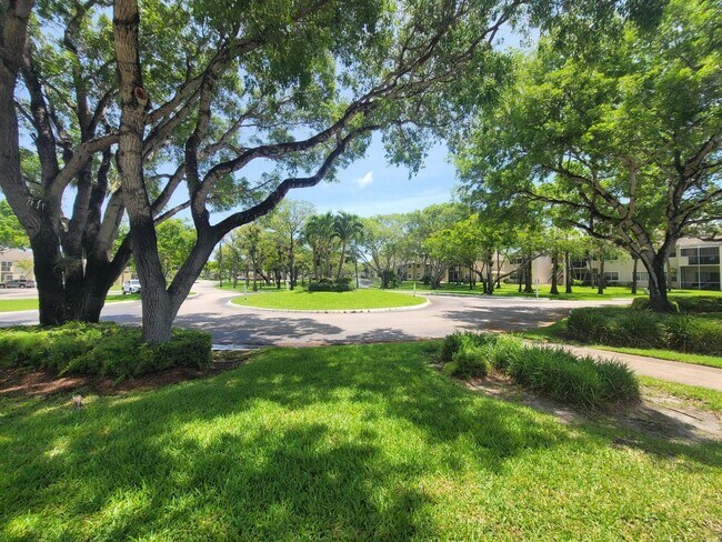 Building Photo - 611 Cypress Lake Blvd