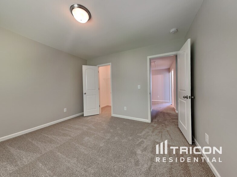 Building Photo - 142 Ridgemoore Ct