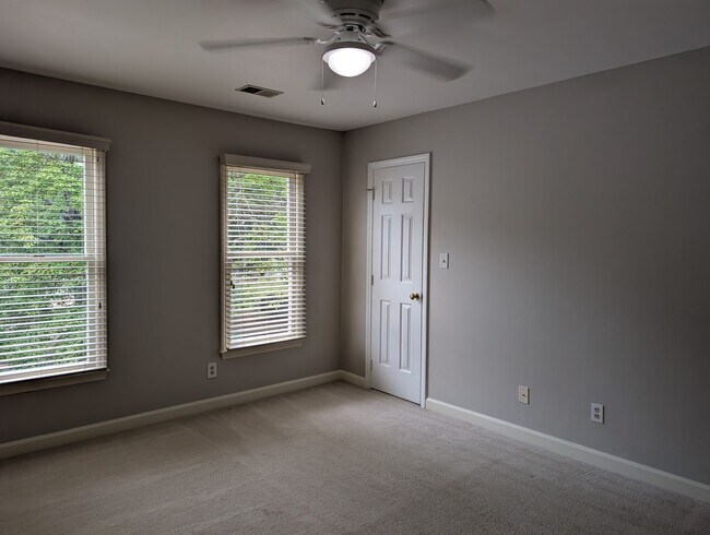 Building Photo - Beautiful home located on a cul-de-sac  in...