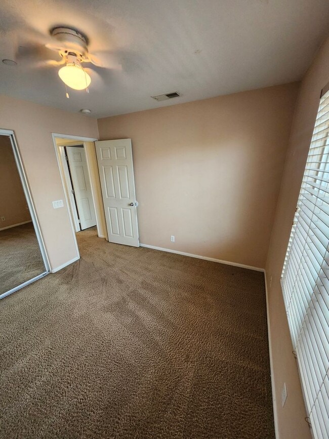 Building Photo - Beautiful two-story townhouse in Fontana G...