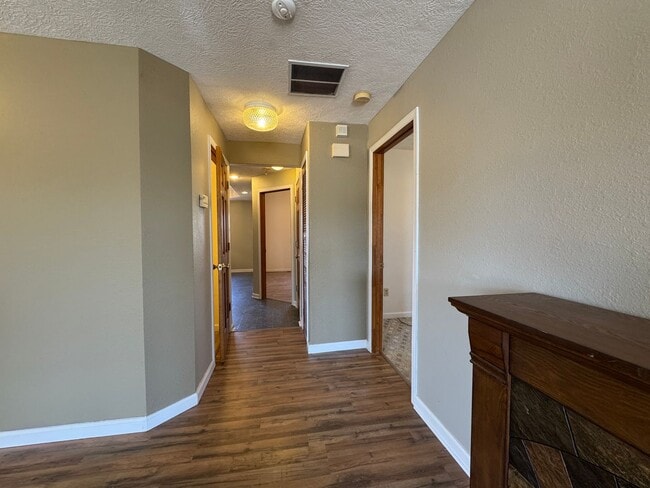 Building Photo - Quaint Three Bedroom Home with an Oversized Tub!