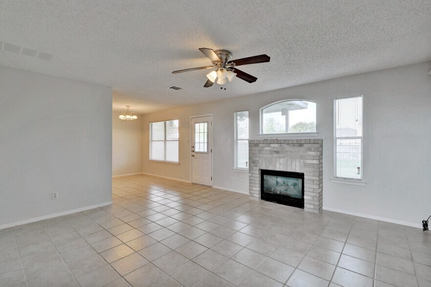 Building Photo - 1609 Lantern Light Dr