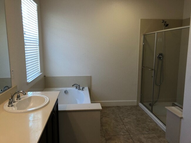 Building Photo - Beautiful 4 Bed 3 Bath Near Iron Point with Solar!