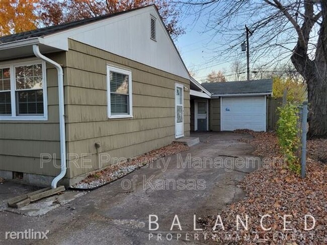 Building Photo - 5407 SW Huntoon St