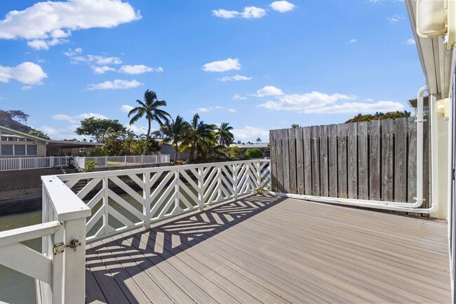 Building Photo - Waterfront living in this Hawaii Kai Marin...