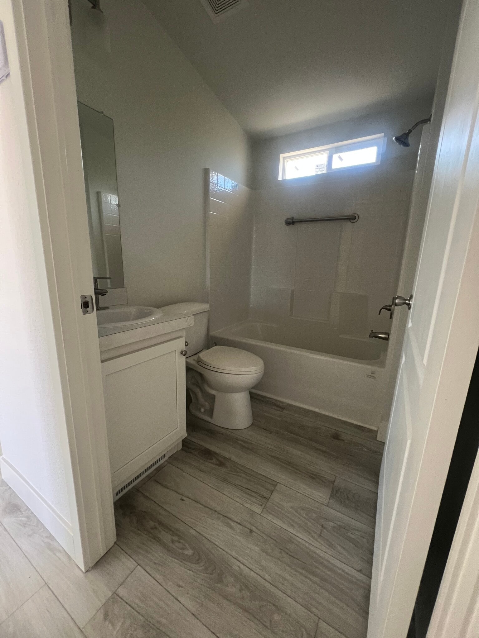 #2 full bathroom - 1540 Adam St