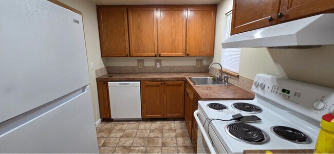 Building Photo - 804 W Cherry Ave