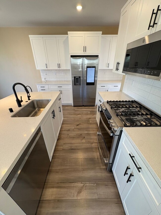 Building Photo - Beautiful Home Bedford Community!