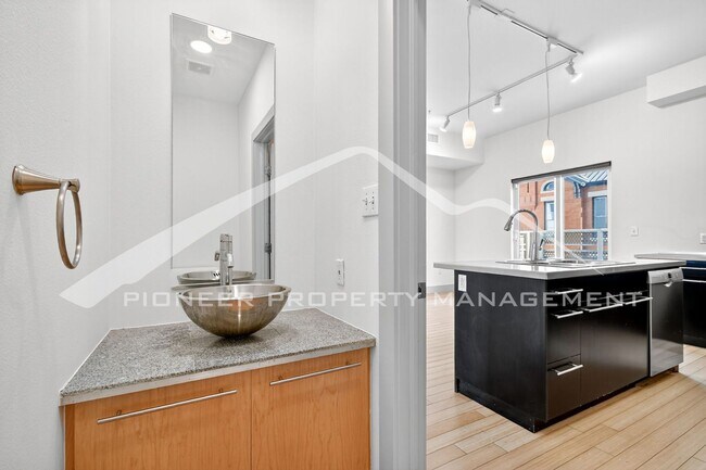 Building Photo - Stunning Condo with City Views and 2 Reser...
