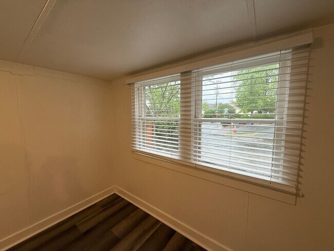 Building Photo - 100 Olive St