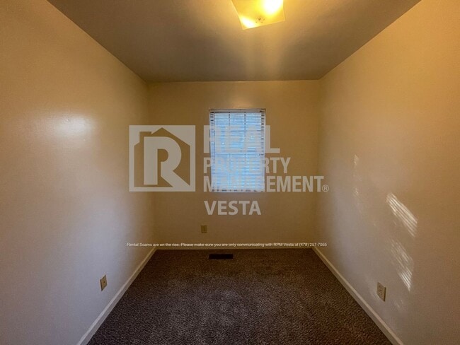 Building Photo - 631 Maplewood Dr