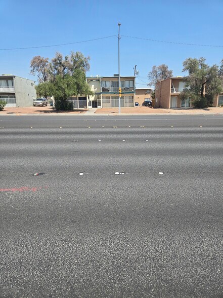 Building Photo - 1402 E Desert Inn Rd