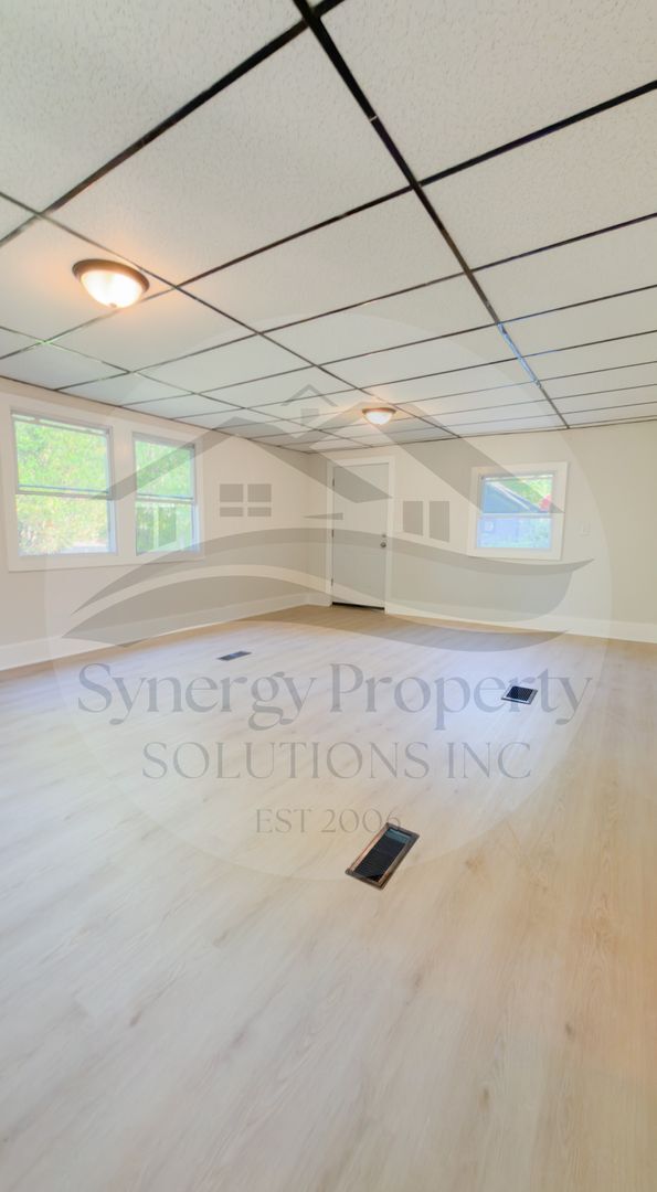 Building Photo - Large Home Available Now