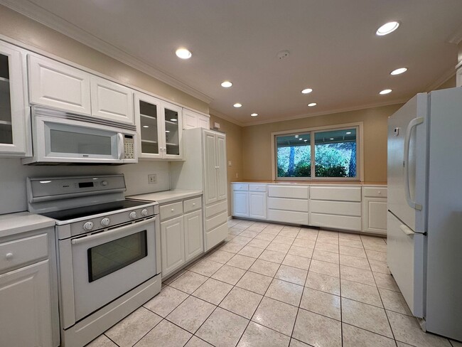 Building Photo - Fabulous LAH home, close town location, sp...