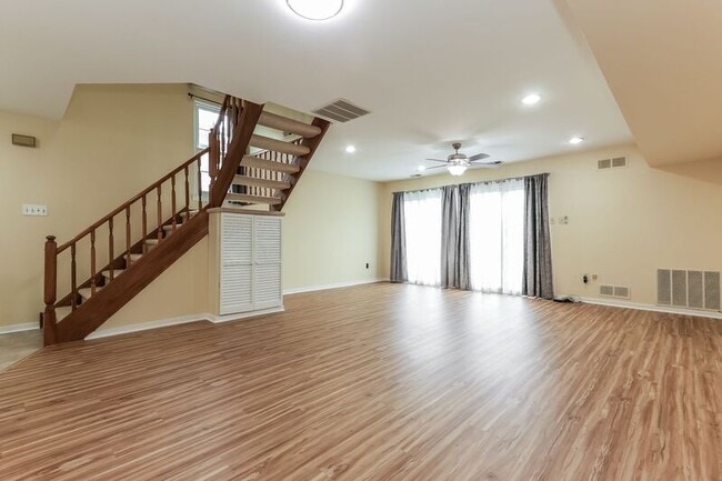 Building Photo - 1515 Russett Dr