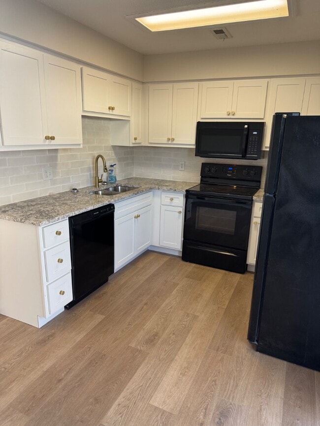 Building Photo - 185 Parkview Dr