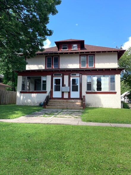 Building Photo - 415 9th St S