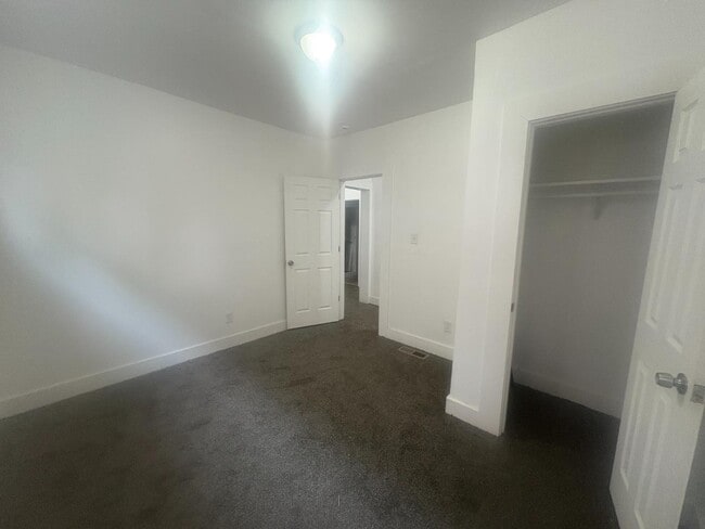 Building Photo - 2531 W Euclid St