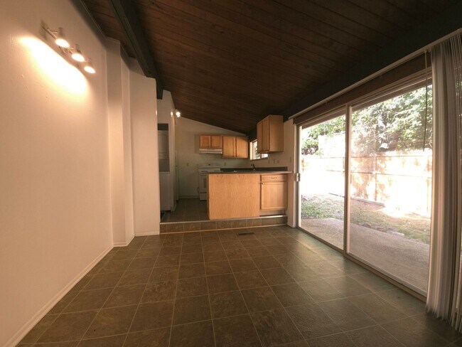 Building Photo - 3 Bedroom Apartment on West Side Of The Hill