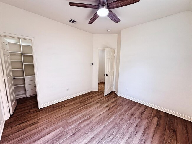 Building Photo - 3500 Esperanza Dr