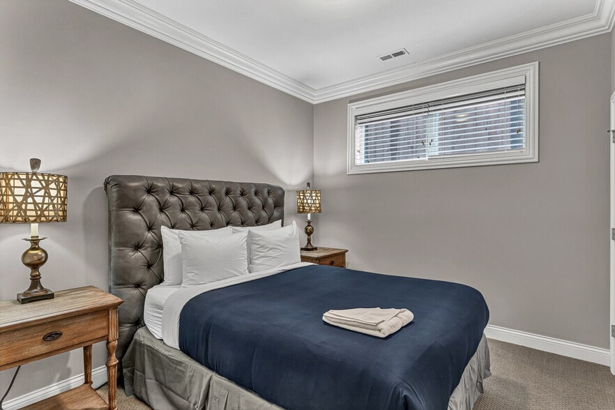 Building Photo - 3808 N Kenmore Ave