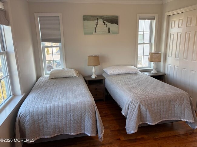 Building Photo - 504 N Lake Dr