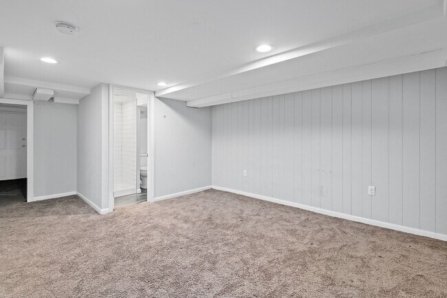 Building Photo - 885 Jaydee Ave