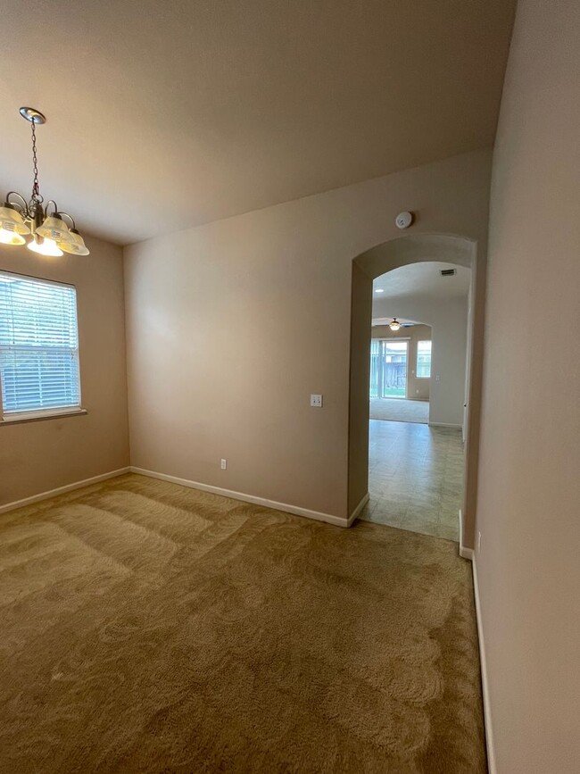 Building Photo - This charming 3/bed 2/bath welcomes you home.