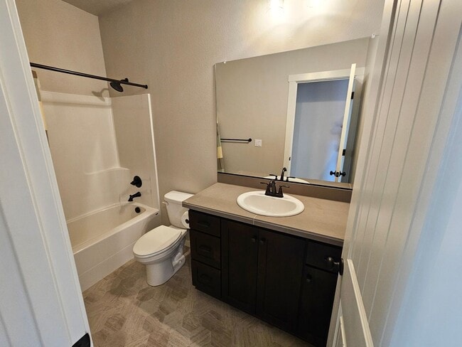 Building Photo - 1400 Dahlia St