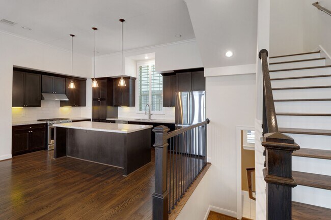 Building Photo - 1030 W 26th St