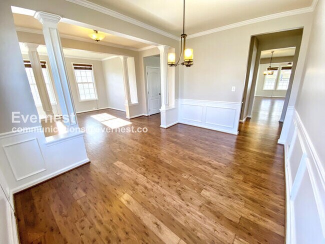 Building Photo - 5 Bed, 4.5 Bath Home with Fenced Yard & Garage / Coming Soon!