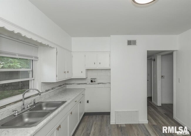 Building Photo - 609 23rd St