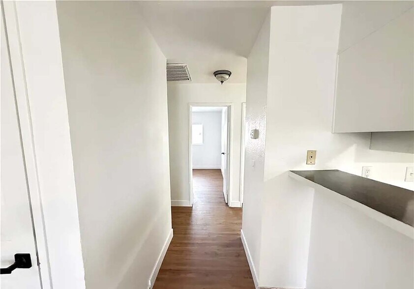 Building Photo - 4750 Thunderbolt Ave