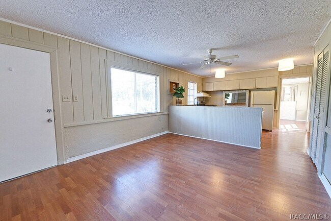 Building Photo - 323 Ella Ave