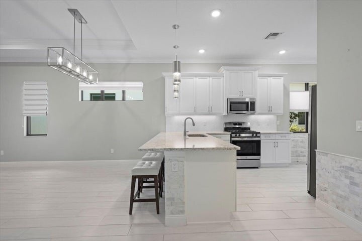 Building Photo - 16124 Key Biscayne Ln