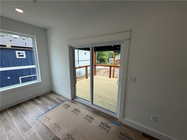 Building Photo - 916 N Sang Ave