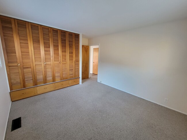Building Photo - 4 bed, 2 bath, 2 car garage