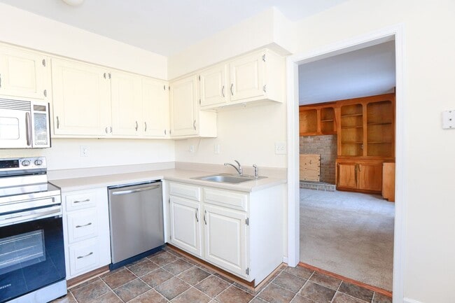 Building Photo - Spacious 4BR Home with a Fenced Yard & Jetted Tub